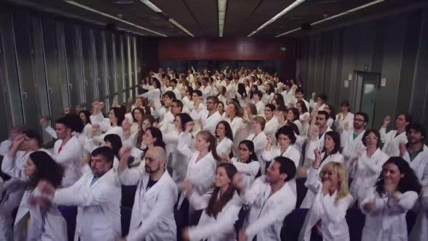 [VIDEO] Científicos de Barcelona bailan en busca de apoyo para la investigación biomédica