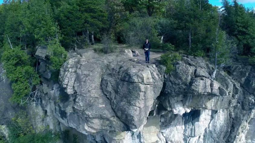 [VIDEO] Drone toma una "selfie" a larga distancia desde un acantilado