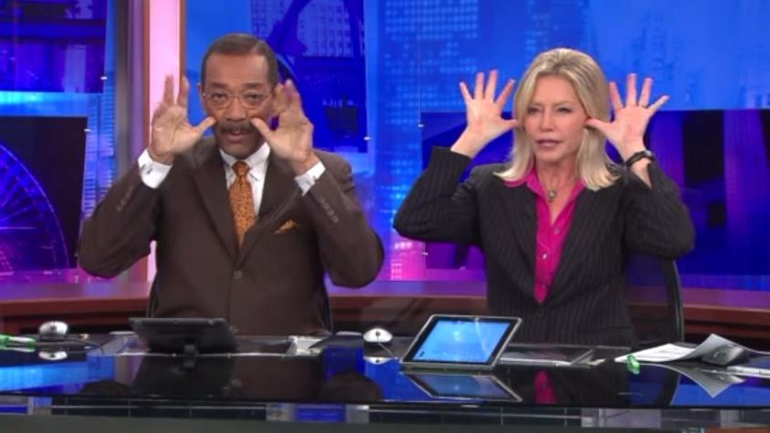 [VIDEO] Conductores de noticiario realizan divertido saludo durante comerciales