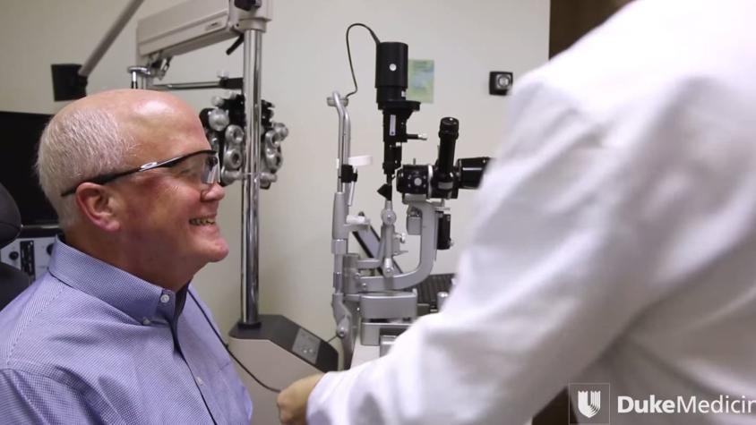 [VIDEO] Prótesis de retina devuelve la visión a hombre que estuvo ciego la mitad de su vida
