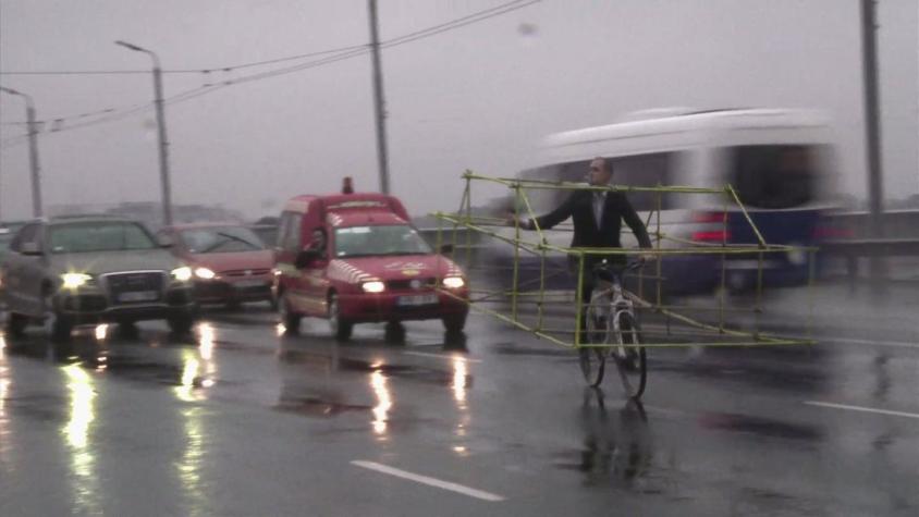 [VIDEO] Estas bicicletas salieron a las calles de Letonia a mostrar cuánto espacio utiliza un auto