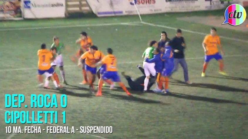 [VIDEO] Clásico de la tercera división argentina termina en batalla campal