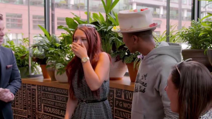 [VIDEO] Pharrell hace feliz a fanática en cámara escondida