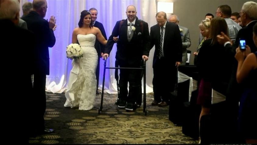 [VIDEO] Hombre paralítico cumplió sueño de caminar al altar para casarse