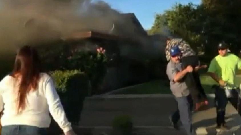 [VIDEO] Registran momento en que héroe anónimo salvó a hombre de incendio