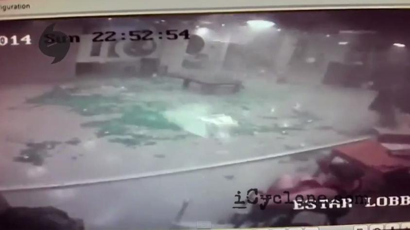 [VIDEO] Cámaras de seguridad registran destrozos de huracán Odile en lobby de hotel