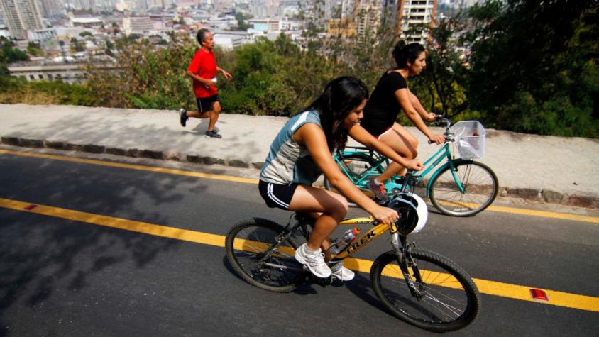 Peatones y ciclistas aprueban "restricciones" a vehículos en el Cerro San Cristóbal