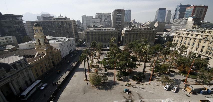 Municipalidad de Santiago retira propuesta que prohíbe el mendigaje en Plaza de Armas