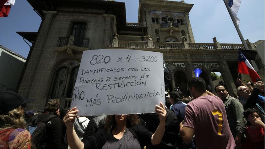 Locatarios de Providencia protestaron frente a municipalidad en rechazo al cierre de locales