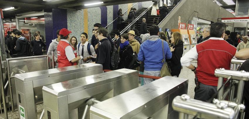 Metro de Santiago instalará 380 basureros transparentes desde la próxima semana