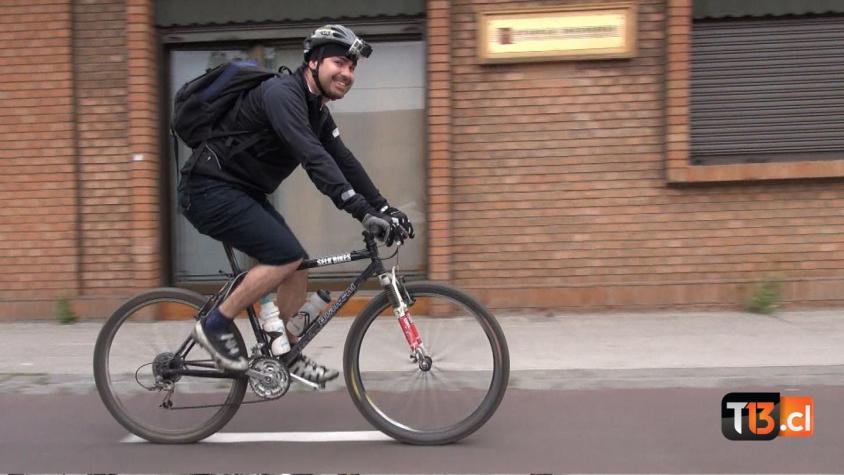 [VIDEO] En dos ruedas: el desafiante trayecto de un ciclista en Santiago para ir al trabajo