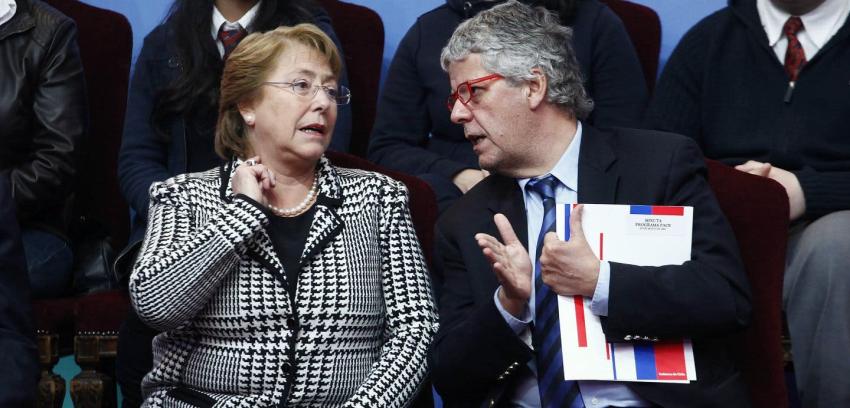 Bachelet da señal de apoyo a Eyzaguirre ante interpelación y sale a explicar reforma