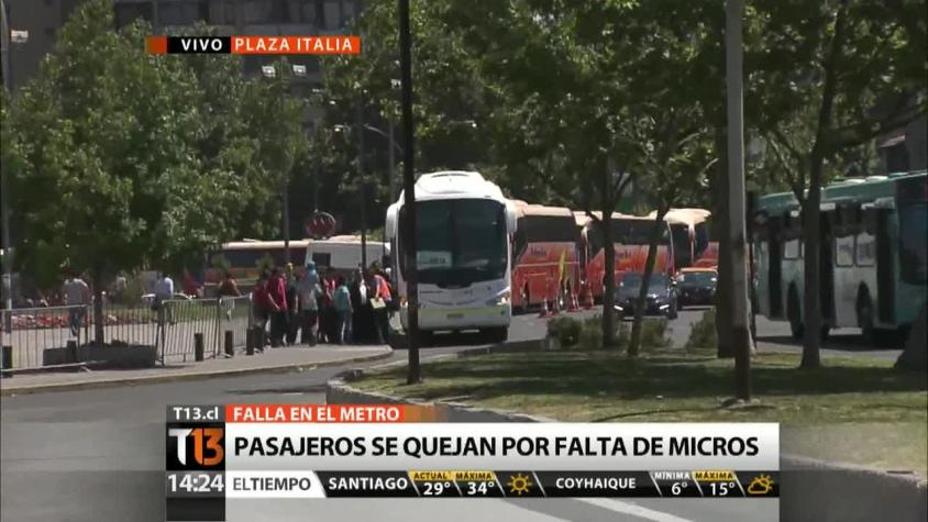 [T13Tarde] Falla en el Metro de Santiago: usuarios denuncian faltas de buses clon