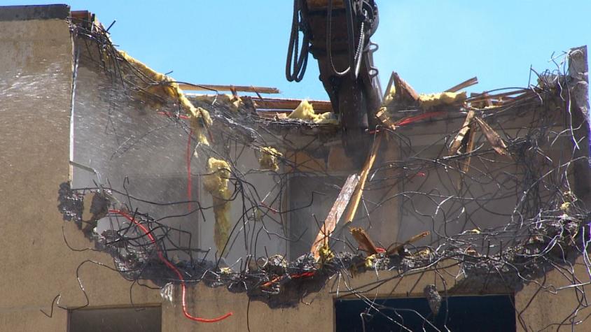 [T13] Demuelen edificio dañado en Maipú tras terremoto del 27-F