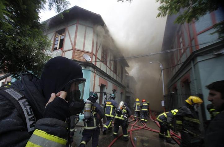 17 viviendas afectadas y dos bomberos heridos por incendio en Santiago