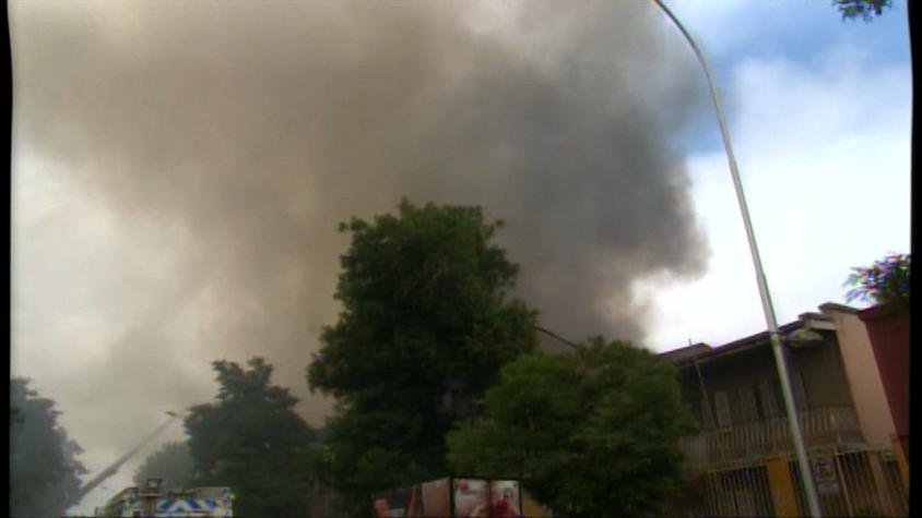 [T13 TARDE] Cuatro desaparecidos deja incendio en cité de Santiago Centro