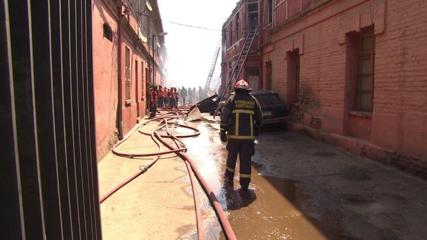 [T13] Incendio en cité de Santiago destruyó 17 viviendas y terminó con una mujer desaparecida