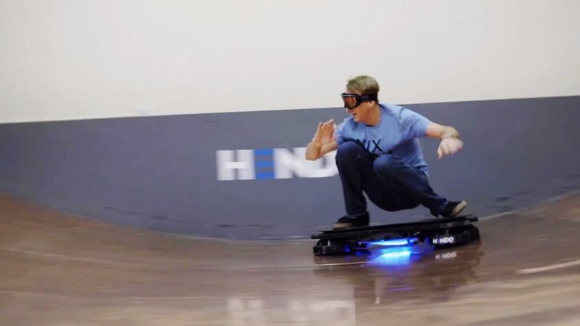 [VIDEO] A lo Marty McFly: skater Tony Hawk probó la Hoverboard