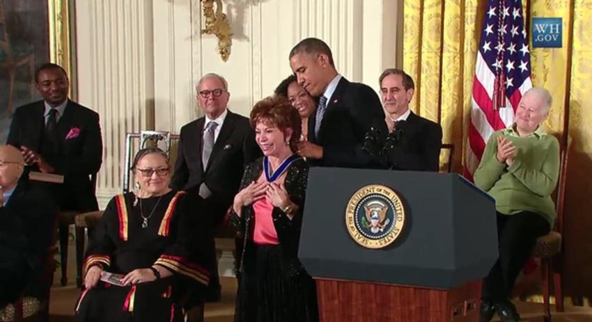 Escritora Isabel Allende recibe medalla de la Libertad de Estados Unidos