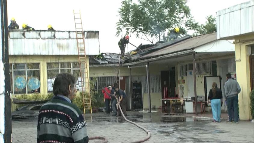 [T13 AM] Incendio destruye parte de escuela de lenguaje en Lo Espejo