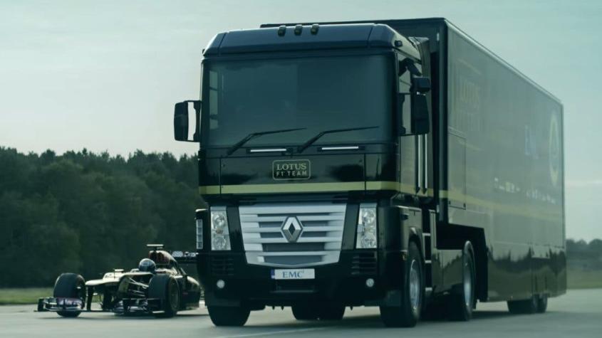[VIDEO] Logran récord mundial al hacer saltar un camión sobre un auto de Fórmula 1