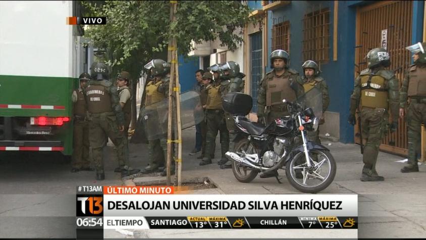 [T13 AM] Desalojan a estudiantes que se tomaron la Universidad Católica Silva Henríquez
