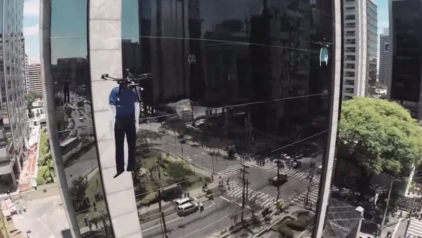 [VIDEO] Desfile en las alturas: mira como estos drones llevaron la moda a ejecutivos de Sao Paulo