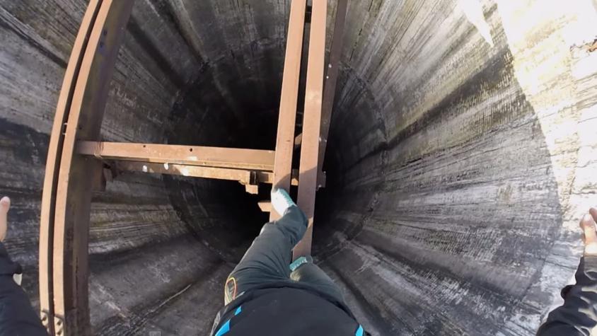 [VIDEO] ¿Tu lo harías?: rumano subió a chimenea de 280 metros y se grabó para contarlo