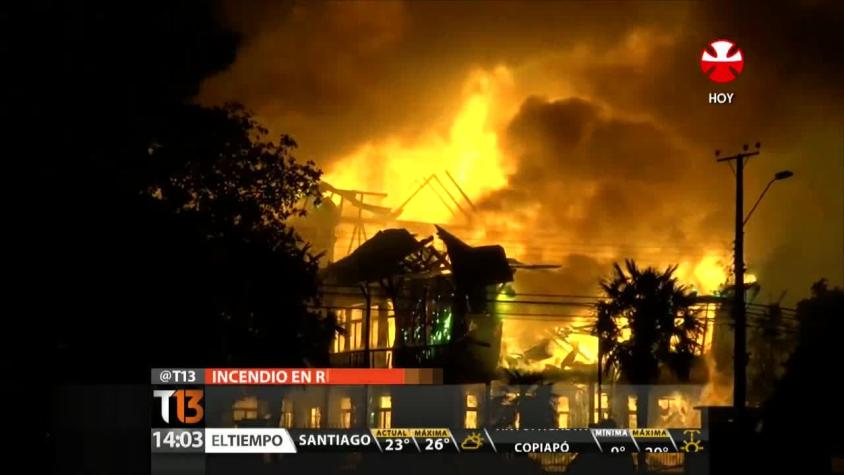 [T13 Tarde] Incendio destruyó por completo emblemática Casa Furniel en Río Bueno