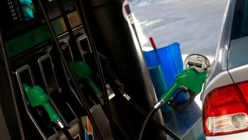 Precios de bencinas bajarán hasta 13,1 pesos desde este jueves