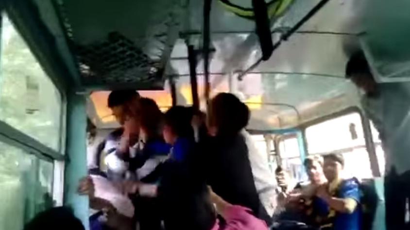 [VIDEO] Video de hermanas indias encarando y golpeando a acosadores sexuales en bus causa revuelo