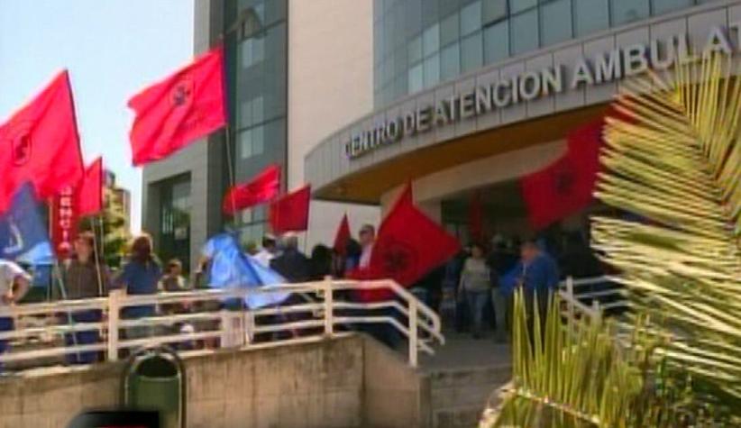 [T13] Paro de trabajadores en Hospital Regional de Concepción ha obligado a suspender 131 cirugías