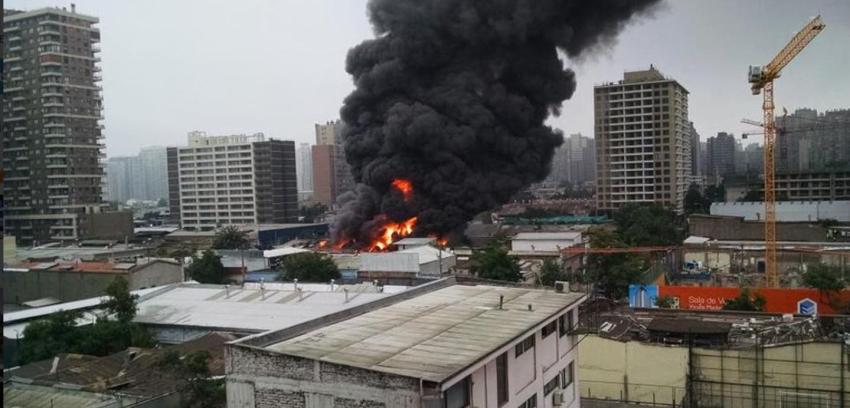 Bomberos controla incendio que afectó a bodega en Santiago Centro