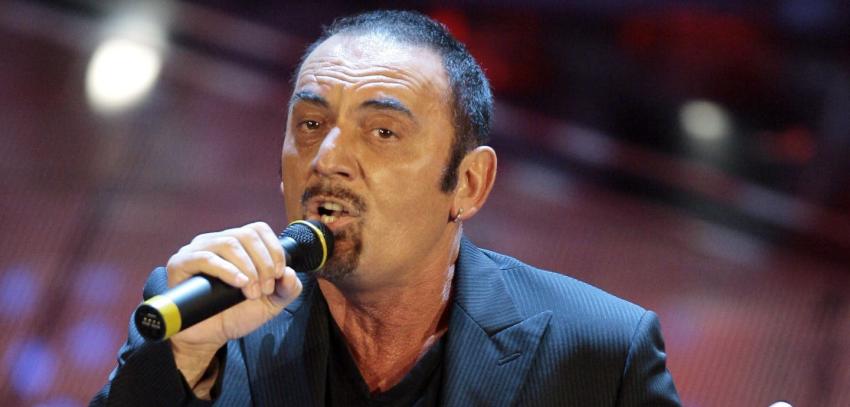 Cantautor italiano fallece en pleno concierto tras pedir disculpas