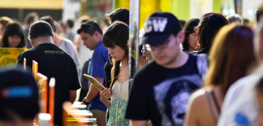 Municipalidad de Santiago regalará 3 mil libros de nuevos autores en la calle
