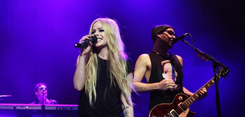 Avril Lavigne sorprende con llamado a sus fans: "Ténganme en sus oraciones"