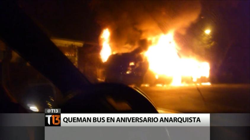 [T13] Gobierno se querellará por bus del Transantiago quemado por anarquistas