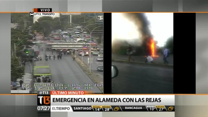 [T13 AM] Bus del Transantiago se incendia en Alameda con Las Rejas