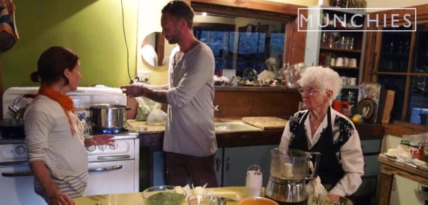Abuela de 91 años conducirá el primer programa de cocina con marihuana