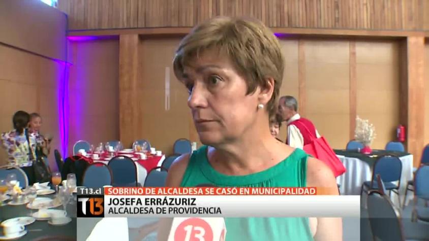[T13] El polémico matrimonio del sobrino de Josefa Errázuriz en el edificio municipal