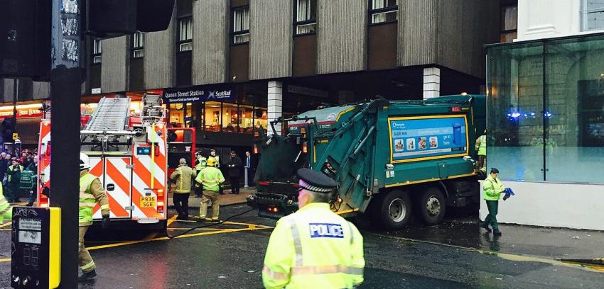 Camión atropella y mata a al menos seis personas en Escocia