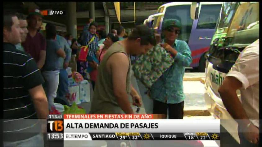 [T13 TARDE] Alto flujo de personas en terminales de buses santiaguinos