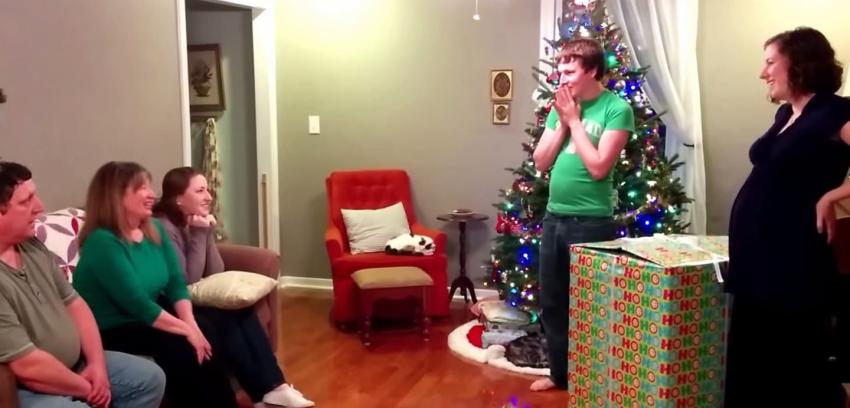 [VIDEO] El inesperado regalo de Navidad que emocionó a la madre de un soldado