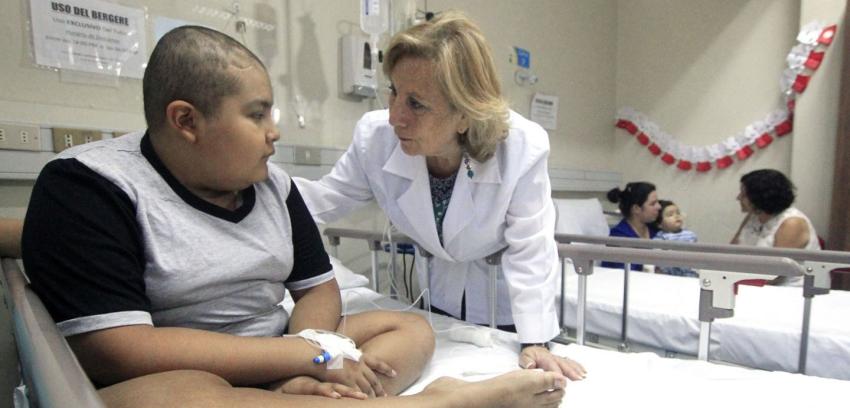 Ministra de Salud visita a niños de la Unidad de Oncología del Hospital Calvo Mackenna
