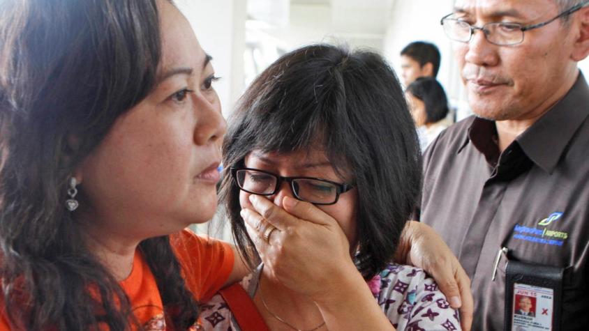 [T13 Tarde] Desesperación entre familiares por desaparición del avión de AirAsia