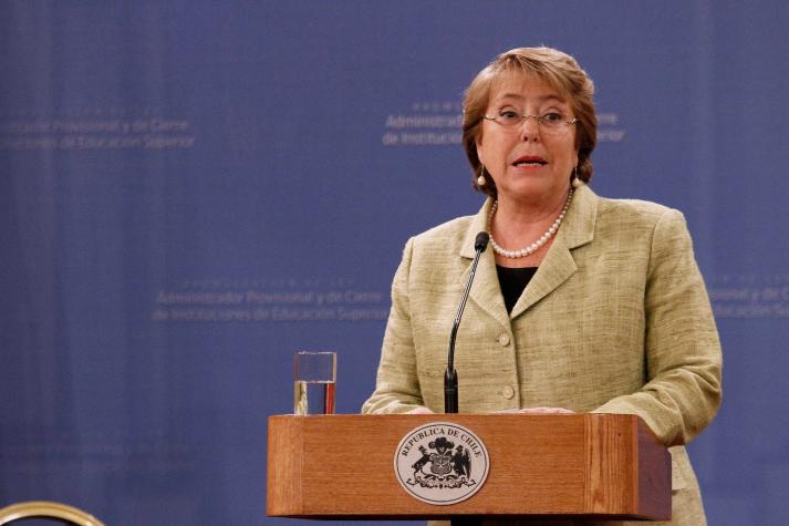Presidenta Bachelet cancela viaje al Vaticano por lesión de Cristina Fernández