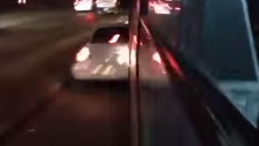[VIDEO] Pasajeros registran a micrero provocando choque con automóvil