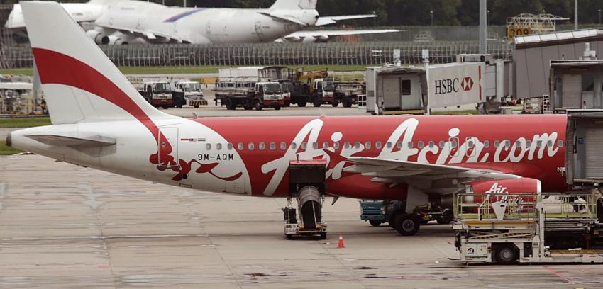 Encuentran "dos grandes partes" del avión de AirAsia
