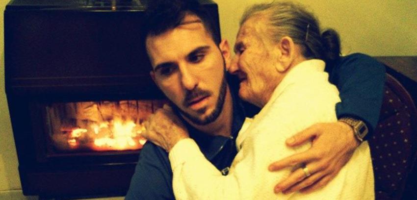 La historia tras la fotografía de un joven con su abuela que se volvió viral