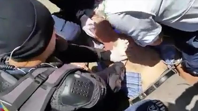 [VIDEO] Ciudadano registra momento de reanimación a hombre en la calle